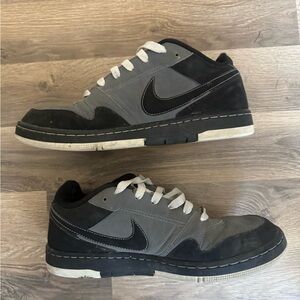 Nike Men's Black and Gray Low-Top Sneakers